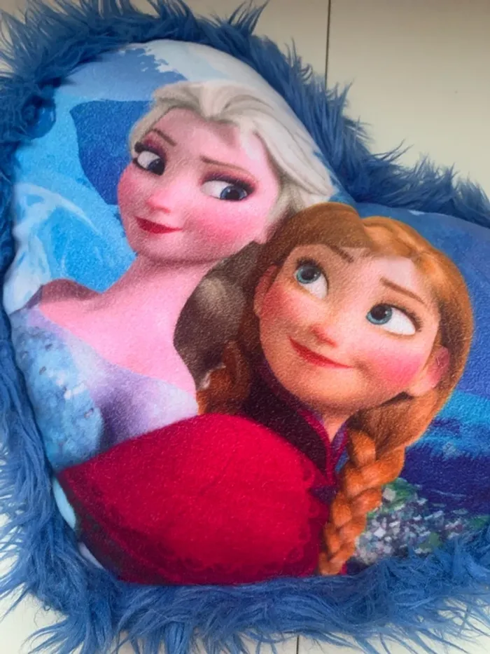 Reine des neiges coussin en forme de cœur - photo numéro 2