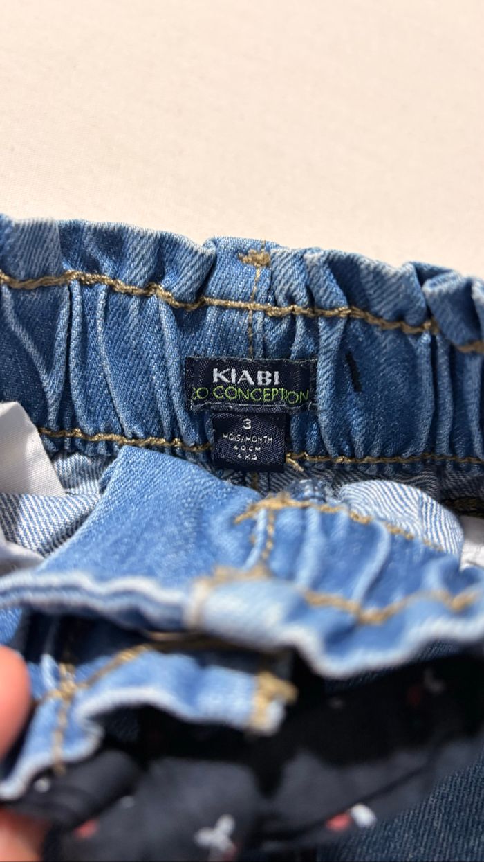 🍒 Short en jean avec ceinture en tissu noir motif cerises – Kiabi – 3 mois - photo numéro 3