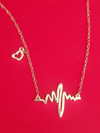 Collier a chaîne pendentif doré battement de coeur