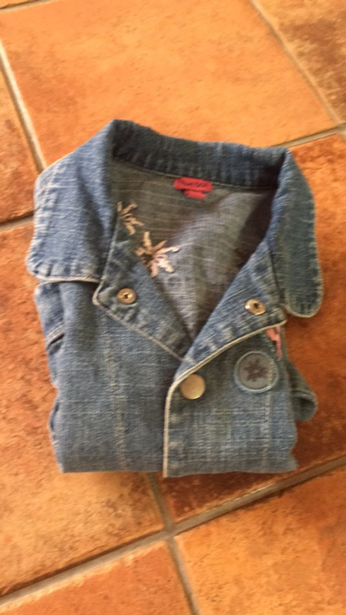 Veste en jean avec motif 4 ans en très bon état - photo numéro 2