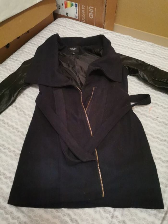 Manteau avec des manches en Simili cuir