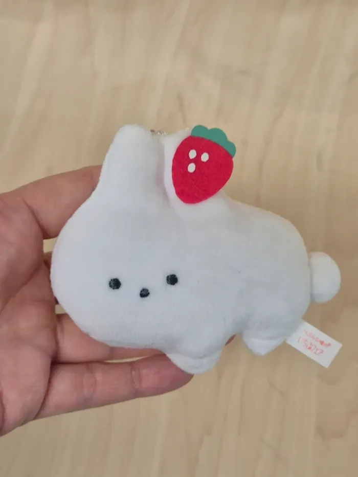 Porte-clés peluche Tsuburana Hitomi : Lapin fraise - photo numéro 2