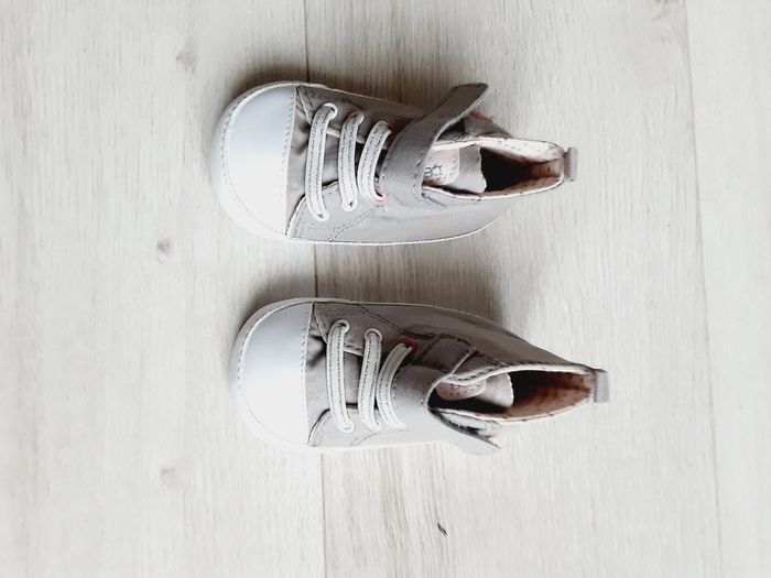 Chaussures chaussons bébé fille type baskets souples gris Obaïbi 6 - 12 mois Neufs - photo numéro 3