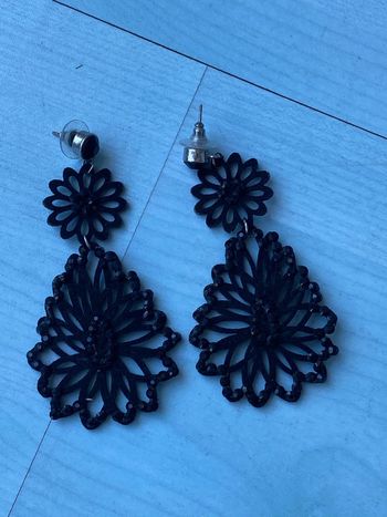 Boucles d’oreilles pendantes feutrine noire avec strass