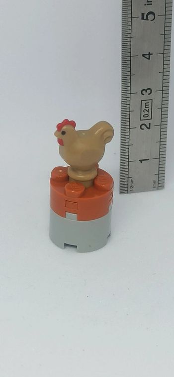 Poule lego sur socle