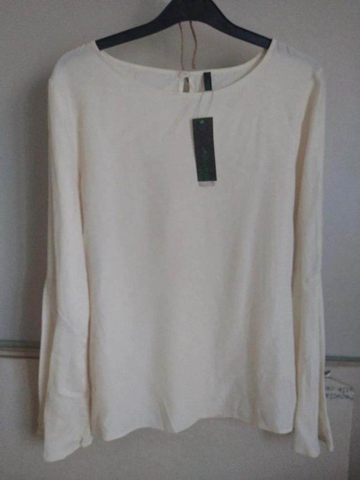 Haut Benetton blanc cassé manches larges taille s