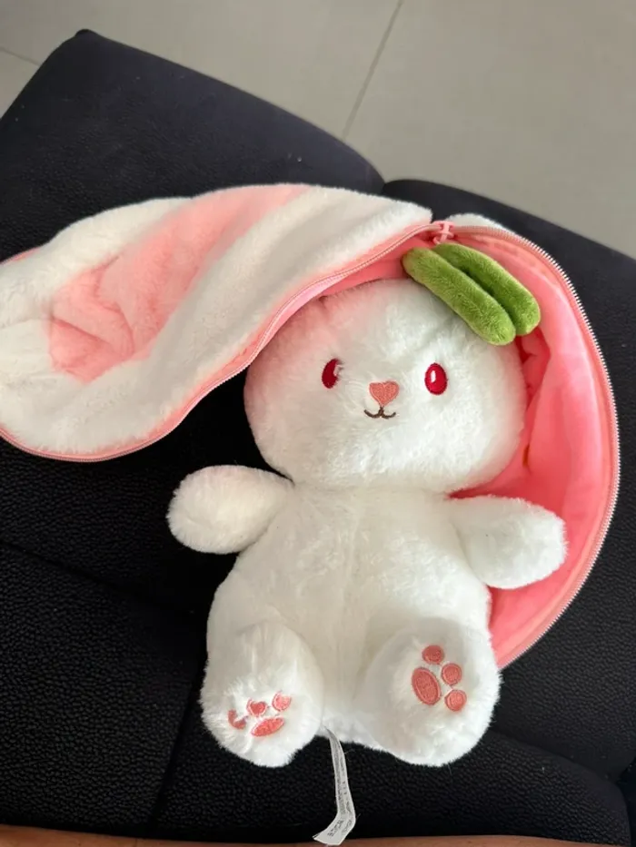 Jolie peluche lapin dans une fraise - photo numéro 2