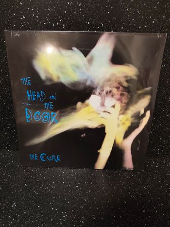 Vinyle neuf the cure the head on the door