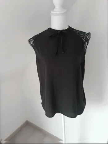 Top noir Naf Naf avec dentelle épaules – Taille L