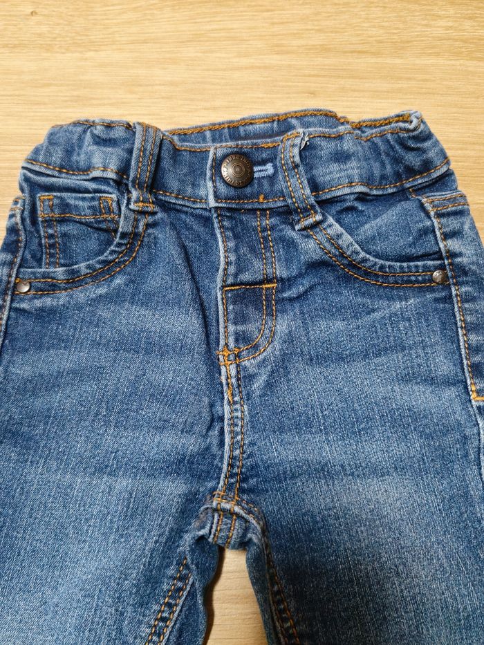 Jeans pour garçon de 18 mois, de couleur bleu marine et en très bon état. - photo numéro 2