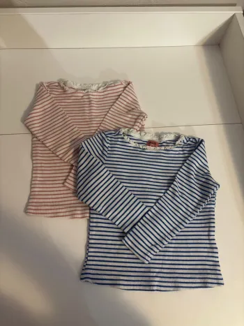 2 t-shirt avec manche 1/2ans en très bon état