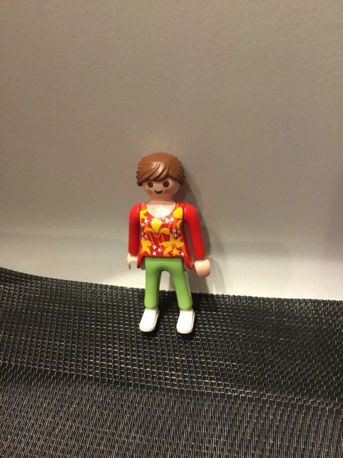 Playmobil figurine femme brune pantalon vert et haut à fleurs