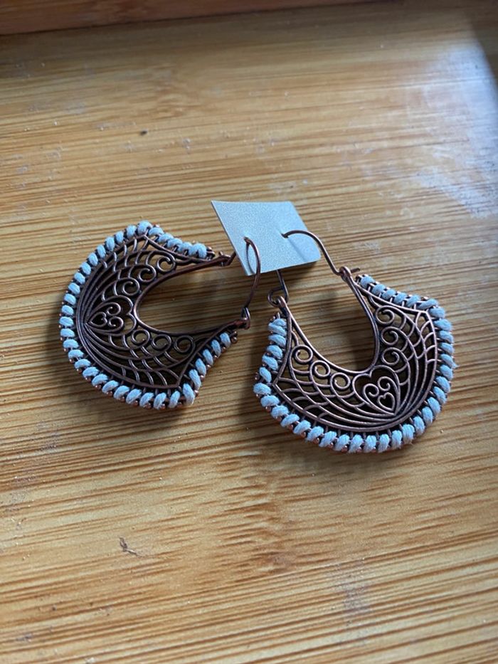 Magnifique paire de boucles d’oreilles couleur bronze - photo numéro 3