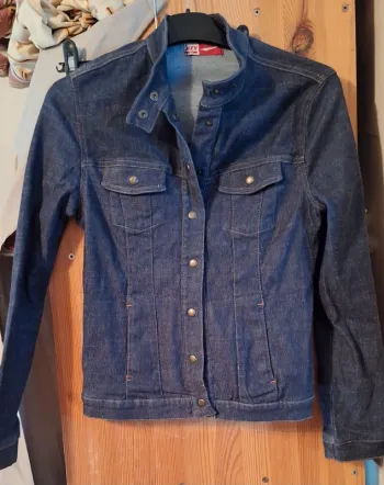 Veste en jean cintrée taille 3 en très bon état "bzy jeans"
