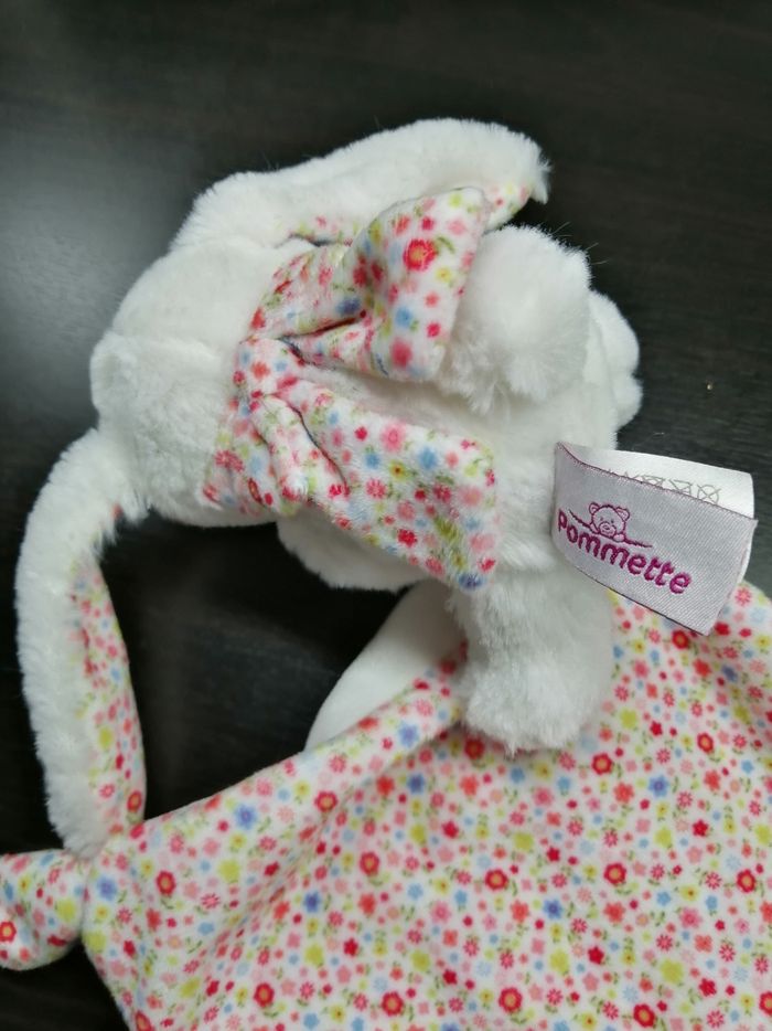 Doudou LAPIN fourrure velours blanc et motif fleurs
Avec mouchoir tout doux brodé fleurs et oiseau - photo numéro 4