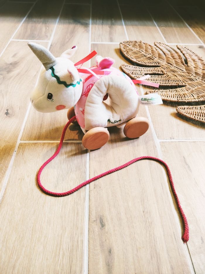 🦄Jouet à tirer Louise la Licorne en tissu et bois marque Lilliputiens