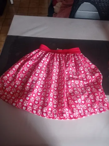Jupe rose à motifs coeur