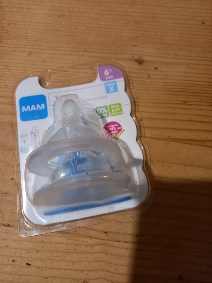 Lot de deux tétines  biberons MAM 6 mois et plus débit X neuves