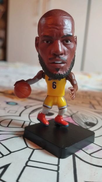 Petite figurine basketball NBA neuve LeBron James los Angeles Lakers