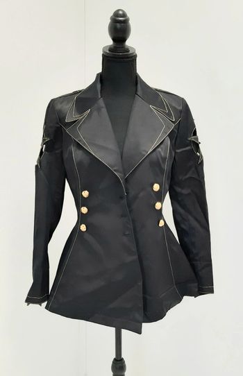 Magnifique veste cintrée La Milliardaire noire avec coutures et boutons dorés
