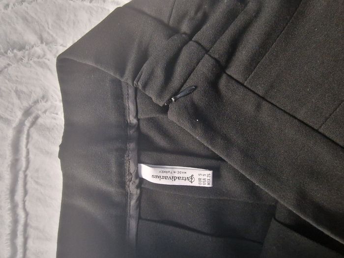 Jupe noir type écoliers, Stradivarius taille S - photo numéro 2