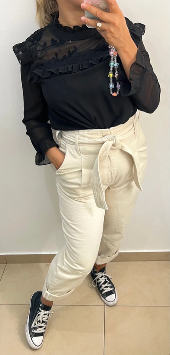 Jolie Blouse Noire Brodée Avec Volant Reserved Taille M - photo numéro 2