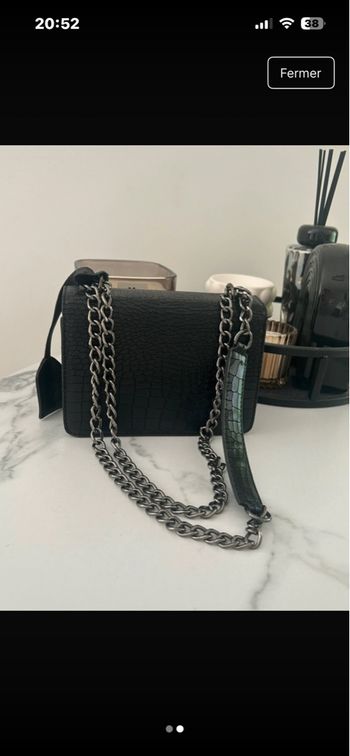 Sac bandoulière noir effet croco chaîne argentée – chic