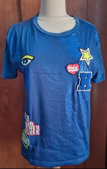 T-shirt bleu à sequins avec écussons taille M