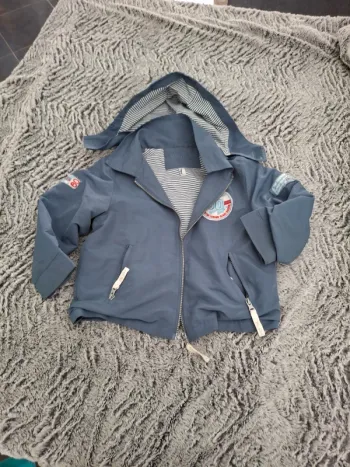 Blouson fin avec capuche amovible