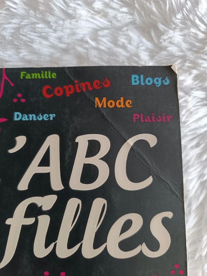 Livre l'ABC des filles _ Le guide de 2011 _ Hachette - photo numéro 2