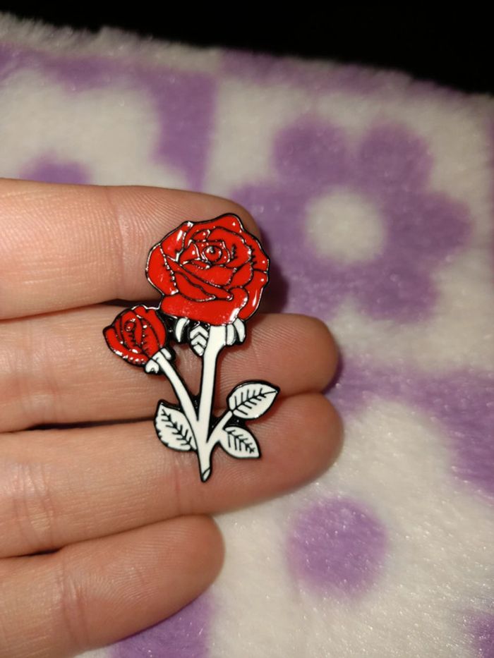 Pins de roses rouge