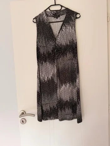 Robe noire et blanche taille 40