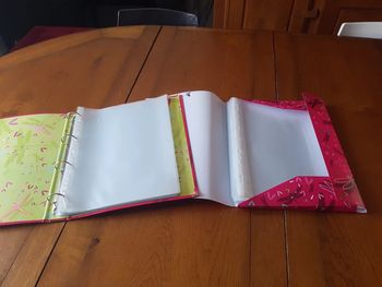 Lot classeur pochette assortie et pochettes transparentes
