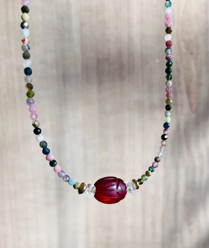 Collier amulette scarabée Grenat, Tourmalines et Cristal de Roche