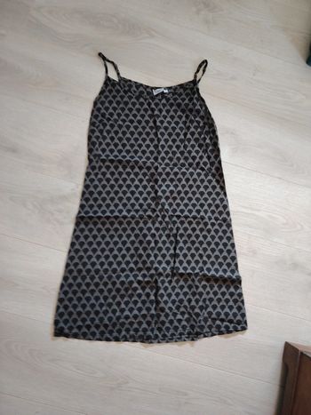 Robe courte à fines bretelles. Taille M.