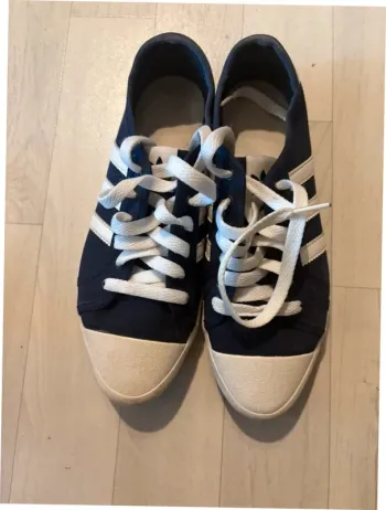 Basket en toile adidas 36 bleu marine très bon etat très peu porté