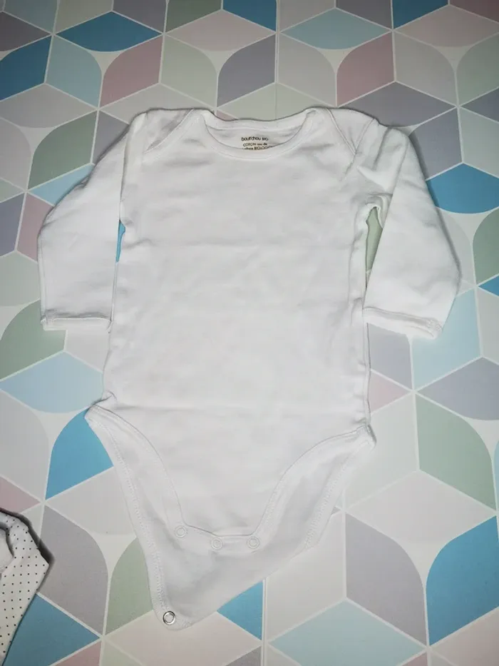 D3881 - lot de 4 bodies fille 9 mois - photo numéro 4