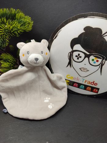 DD000435 doudou plat ours sucre d'orge empreinte gris blanc orange Demi Lune 