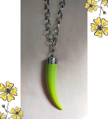 Collier pendentif corne verte