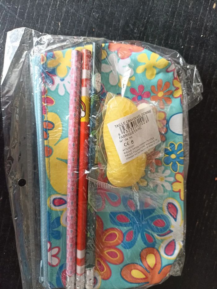 Trousse fleur avec fournitures scolaires