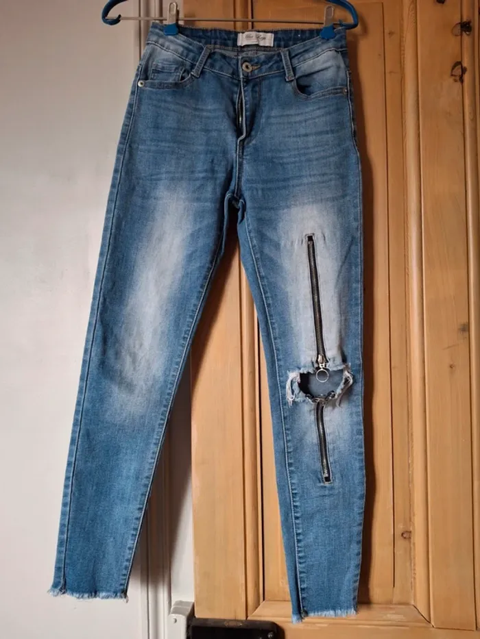 Jean bleu clair avec détail fermeture et trou