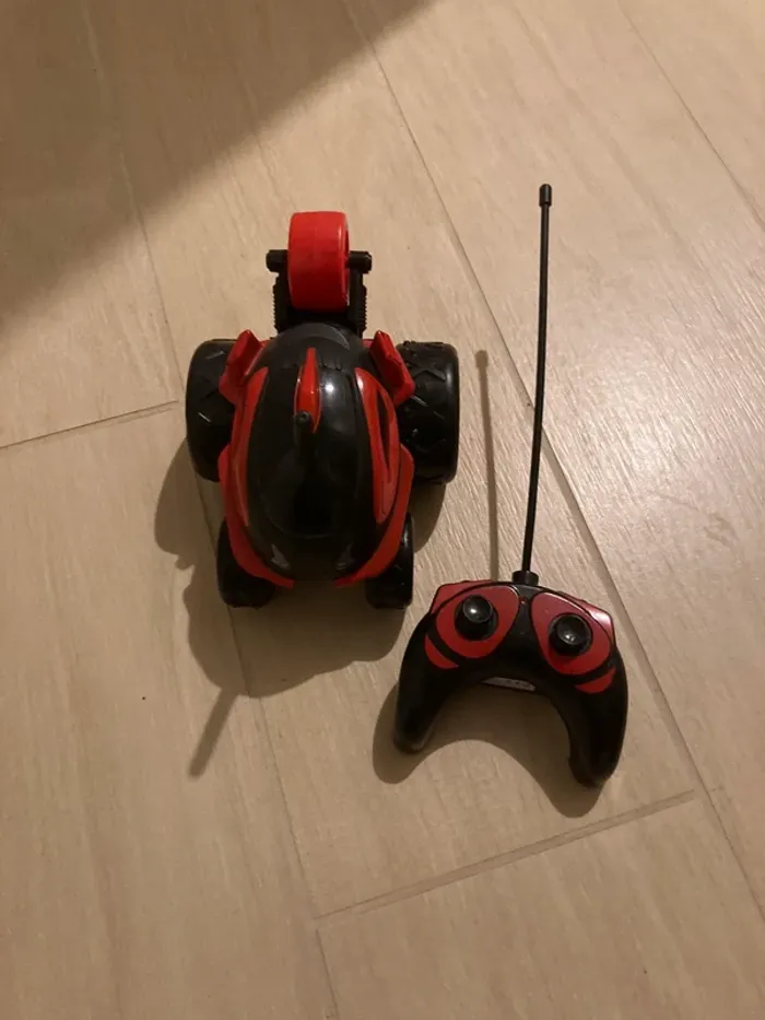 Voiture télécommandée 3 roues rouge et noir