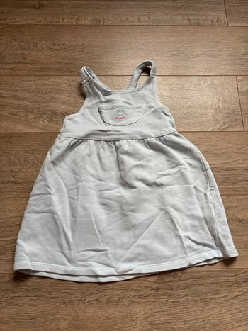 Robe avec bretelles croisées dans le dos