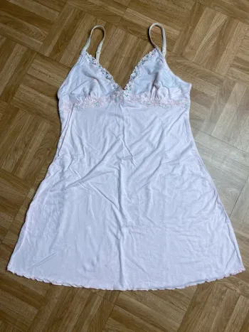 Robe nuisette à bretelles fines en dentelle brodé rose Victoria’s Secret