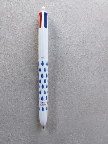 Stylo 4 couleurs BIC neuf