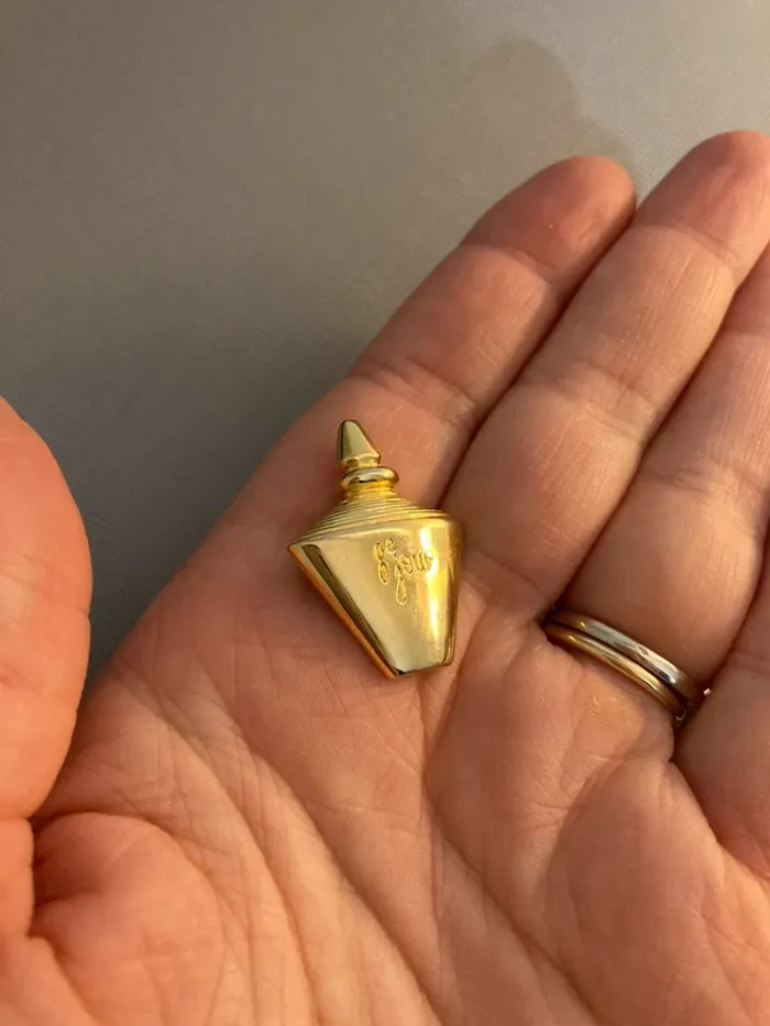 Broche dorée