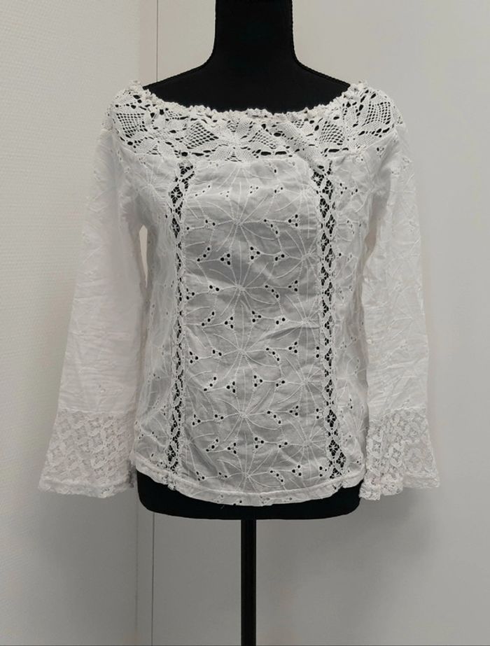 Très jolie blouse en broderie anglaise et dentelle col bateau / Bardot