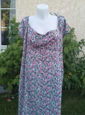 robe fleuries avec une échancrure sur un cote devant taille 54 Bella Diva neuve - polyester