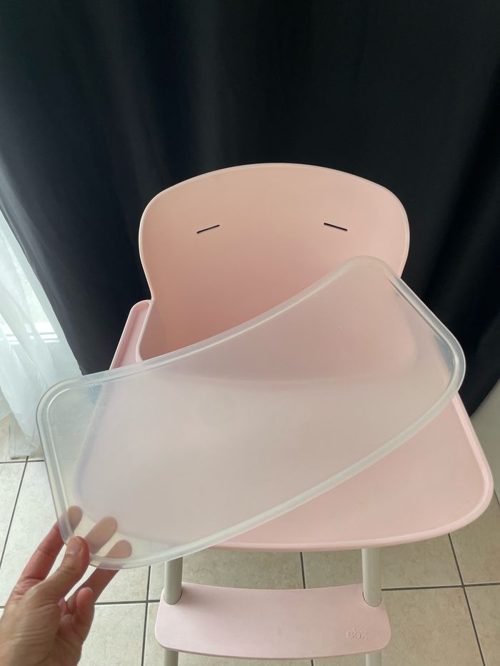 Chaise haute bébé fille rose s’adapte au bar - photo numéro 3