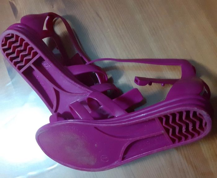 Sandales en plastique t. 36 - photo numéro 2
